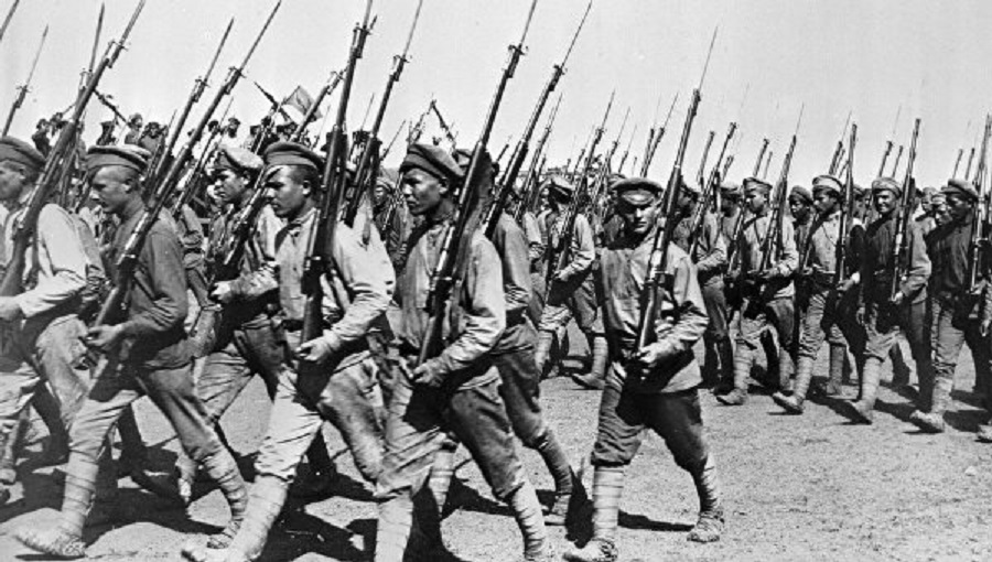 Red Army soldiers march to Kharkov 1919